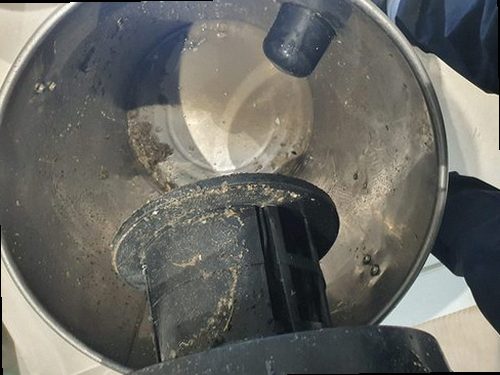 중랑구 면목본동 하수구막힘 배관 내부 상태를 확인한 뒤 해결 방법을 비교하는 현장 모습