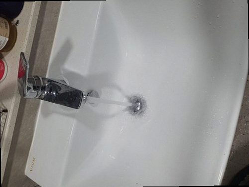 중랑구 하수구막힘 배관 내부 상태와 배수 흐름을 점검하는 장면